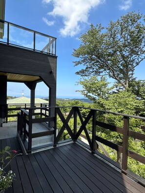 Terrace/patio - ISANA Panorama Villa - Hotsprings, Ocean views, BBQ & Pizza Oven, near Mt Omuro. (Itō)