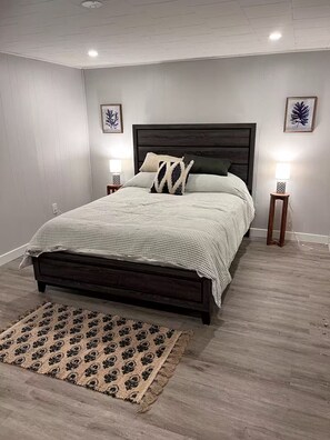 3 bedrooms, iron/ironing board, WiFi, bed sheets - Spacious Apartment in DT Chatham (Chatham)