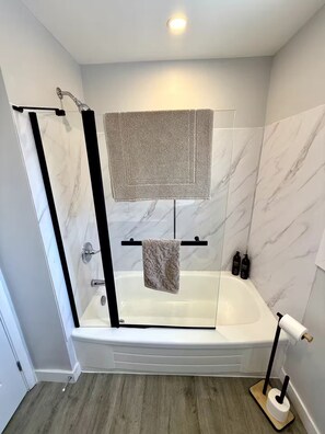 Een haardroger, handdoeken, zeep, toiletpapier