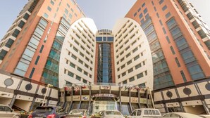 Un hôtel moderne doté d’un atrium central, de plusieurs étages et d’une entrée imposante.