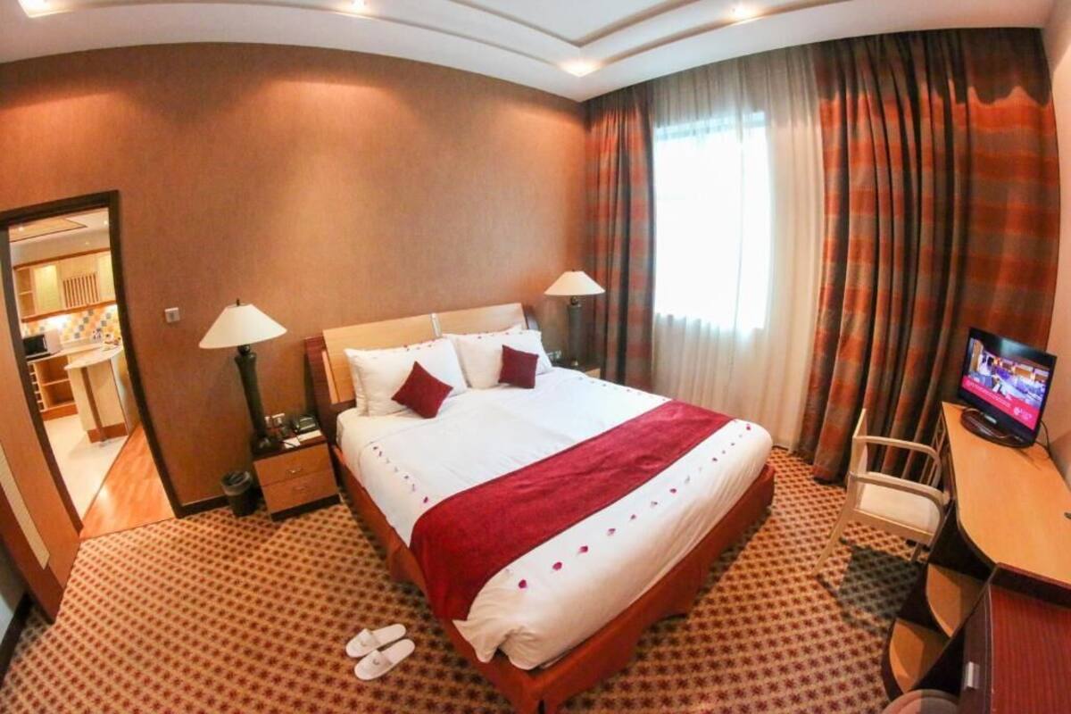 Suite, 1 King Bed, City View | In-room safe, blackout drapes, soundproofing, iron/ironing board