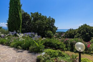 Property grounds - Daller Bianca lake view with swimming pool (Soiano del Lago)