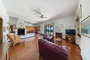 TV, fireplace - Daller Bianca lake view with swimming pool (Soiano del Lago)
