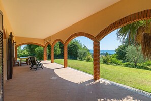 Terrace/patio - Daller Bianca lake view with swimming pool (Soiano del Lago)