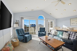 TV, books - Oceanview Emerald Isle Retreat Near the Beach (Emerald Isle)
