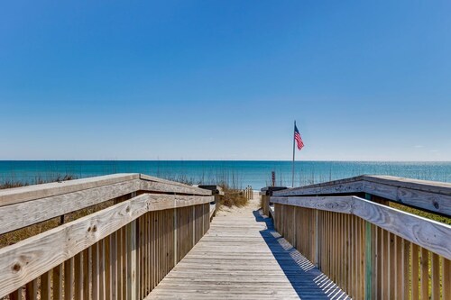 Oceanview Emerald Isle Retreat Near the Beach