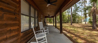 Miller's cabin in lovely Steinhatchee Fl. Walking distant to the river