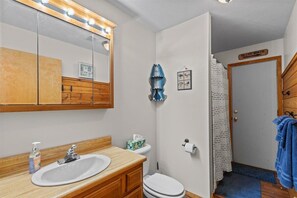 Secadora de cabello, toallas, jabón, papel de baño 