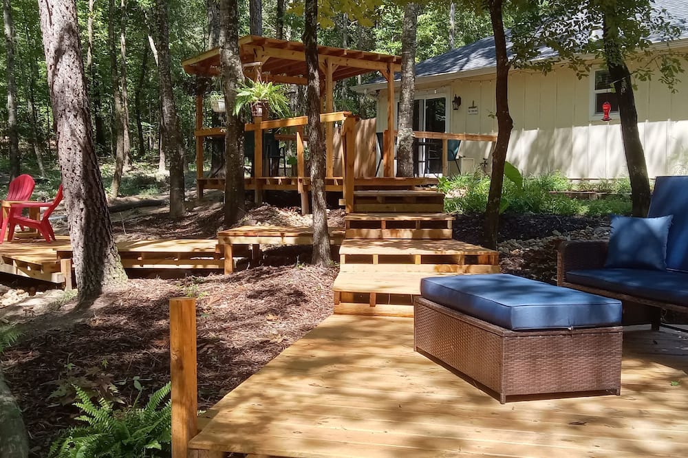 Your Hidden Garden Bed and Breakfast - Lake Cypress Springs, TX