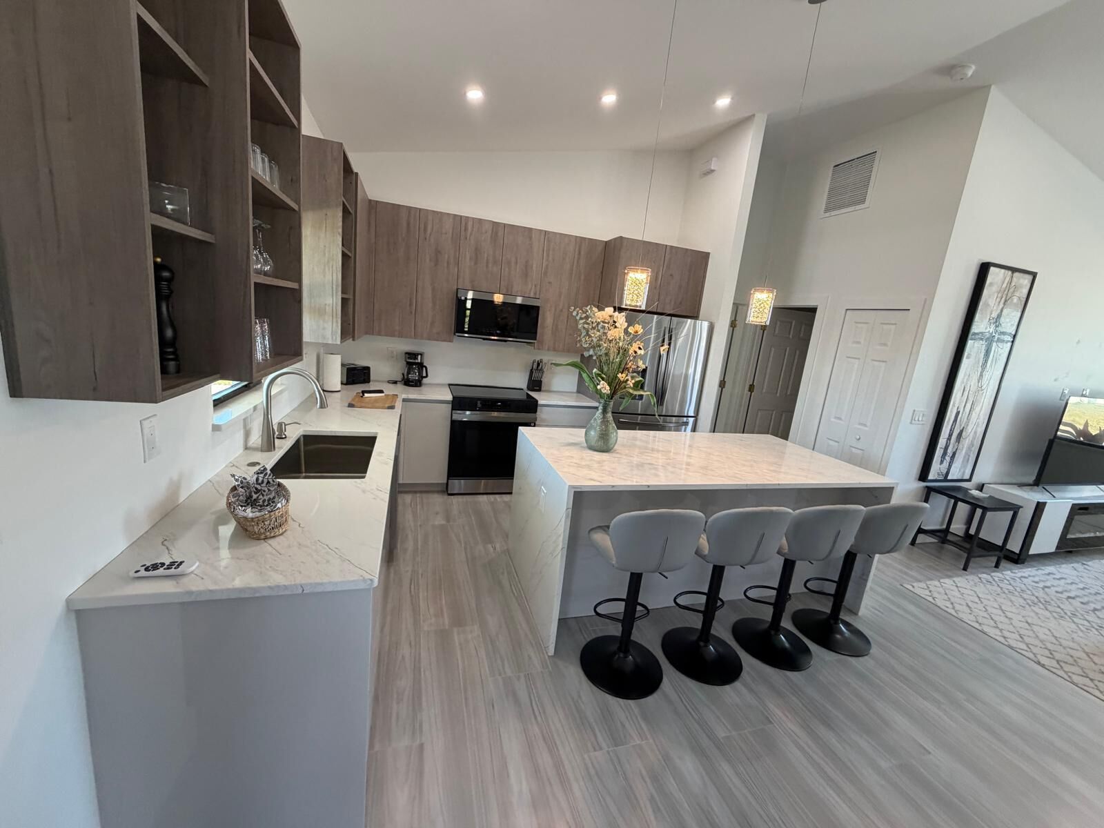 Kjøleskap, mikrobølgeovn, ovn og kokeplater