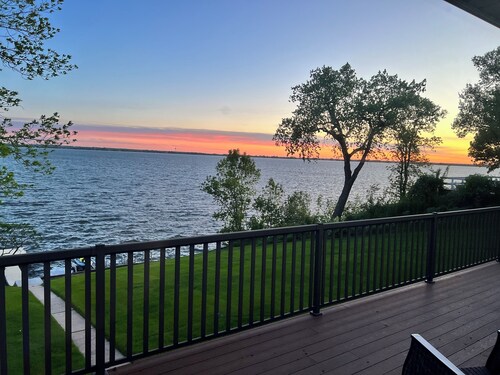 Beautiful 5-bedroom house on Lake Kampeska between 2 golf courses!