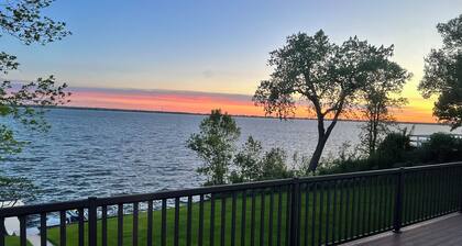 Beautiful 5-bedroom house on Lake Kampeska between 2 golf courses!