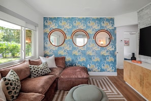 Smart TV - Art Deco Den - Charming 3 bedroom home with pool in Tampa (Tampa)