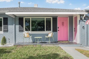 Exterior - Art Deco Den - Charming 3 bedroom home with pool in Tampa (Tampa)