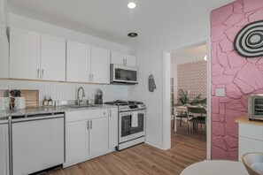 Fridge, microwave, oven, stovetop - Art Deco Den - Charming 3 bedroom home with pool in Tampa (Tampa)