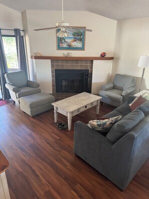 TV, fireplace - Cozy 2-bedroom condo with Ocean view in pleasant St. Augustine (St. Augustine)