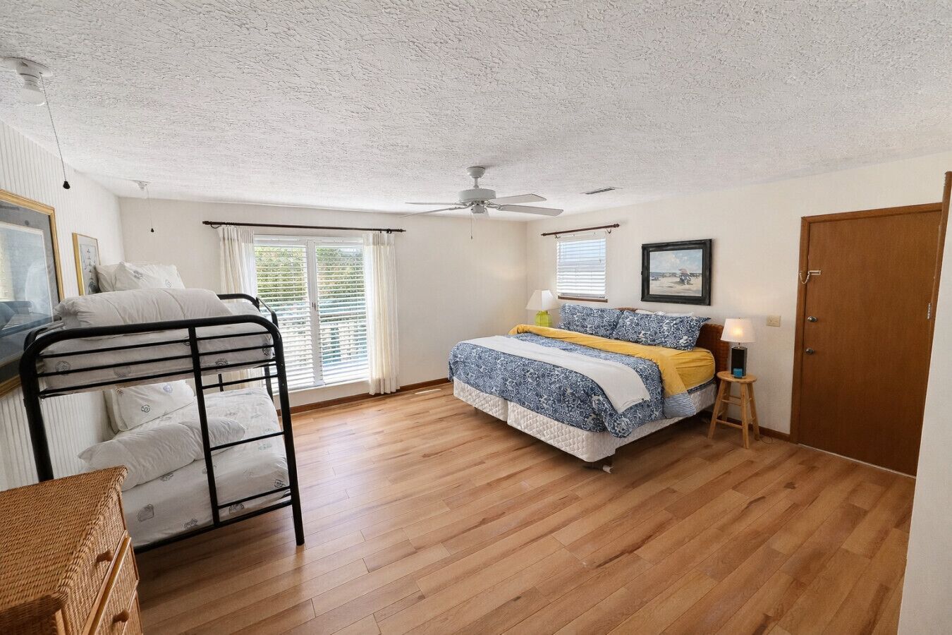 Desk, WiFi, bed sheets