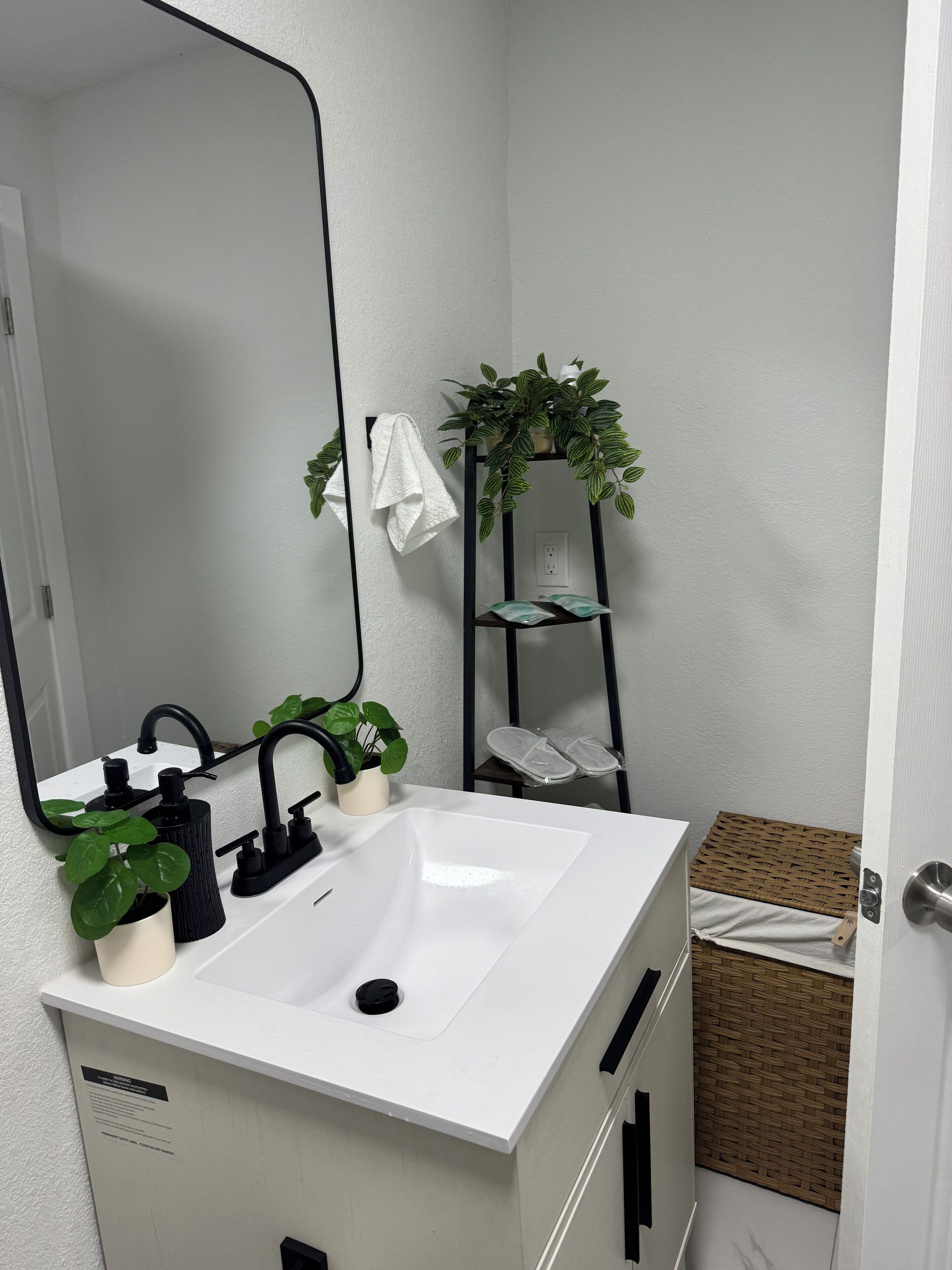 Secadora de cabello, toallas, jabón, papel de baño 