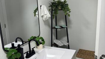 Hårføner, håndklær, såpe og toalettpapir