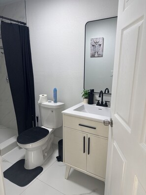 Een haardroger, handdoeken, zeep, toiletpapier