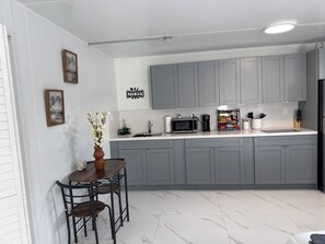 Frigorífico, microondas, placa de cocina y utensilios de cocina