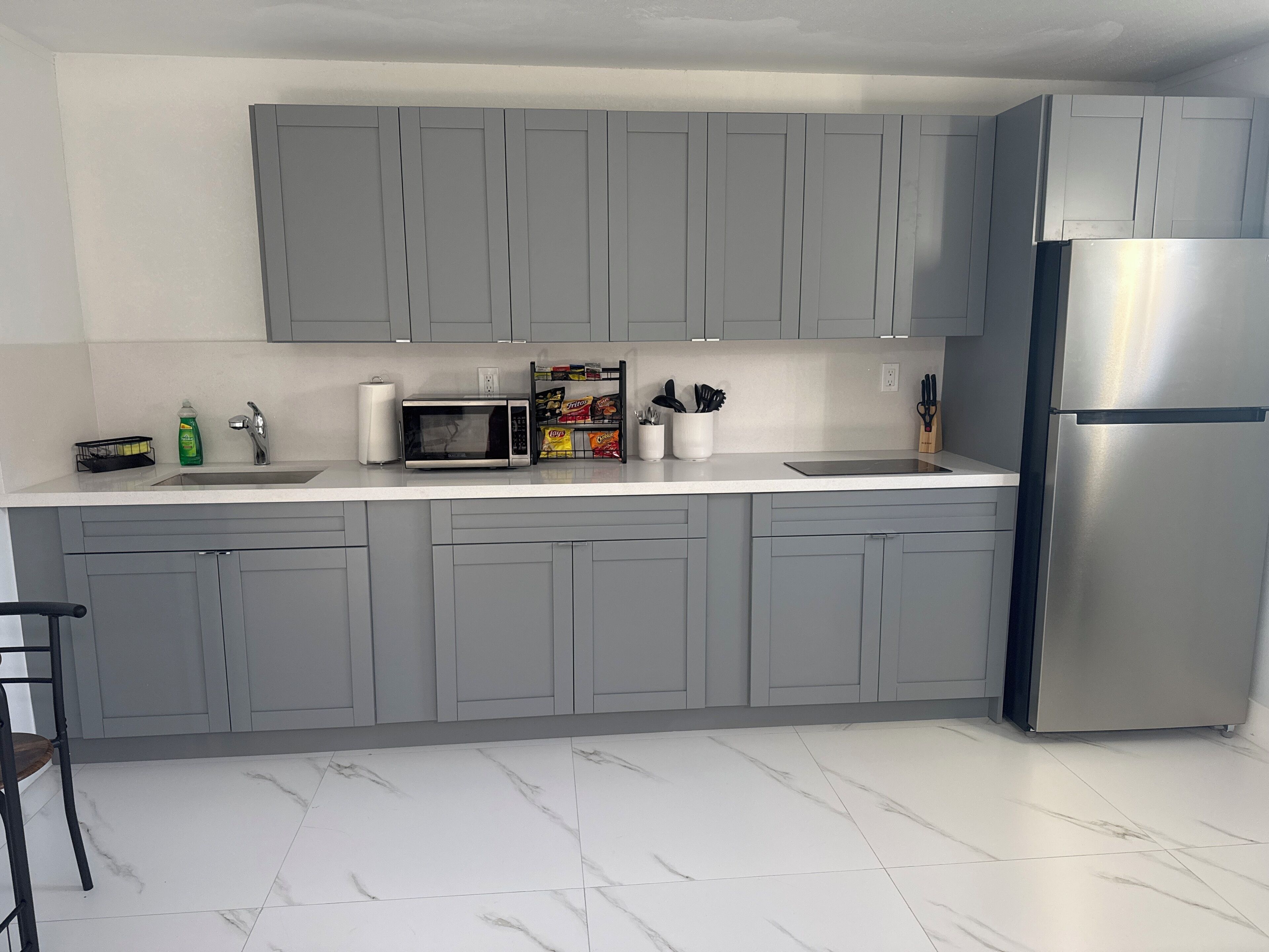 Kjøleskap, mikrobølgeovn, kokeplater og kjøkkenutstyr