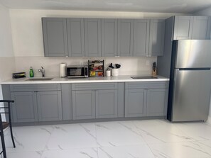 冰箱、微波炉、炉灶、厨具/餐具