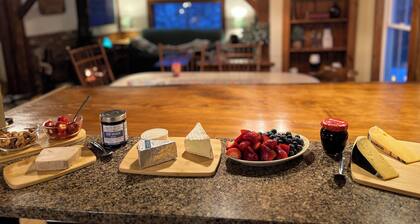 BIG last-minute deal Be close to everything while feeling away from it all.