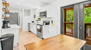 Private kitchen - Charming 3-bedroom cabin near Mt. Rainier with AC-Hot Tub-WiFi (Ashford)