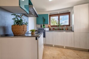 Een koelkast, een oven, een kookplaat, een vaatwasser