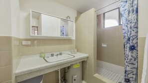 Shower, towels - 7 Flynns Beach Apartments (Port Macquarie)