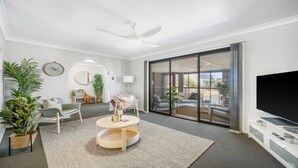 Living area - 9 Matthew Flinders Drive (Port Macquarie)