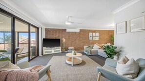Smart TV - 9 Matthew Flinders Drive (Port Macquarie)