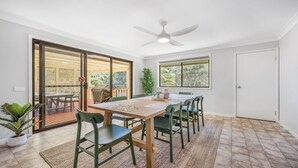 Dining - 9 Matthew Flinders Drive (Port Macquarie)
