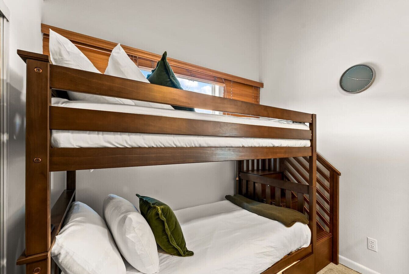 4 habitaciones, tabla de planchar con plancha, cuna de viaje y wifi 