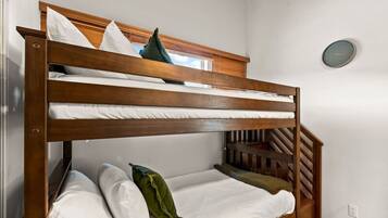 4 habitaciones, tabla de planchar con plancha, cuna de viaje y wifi