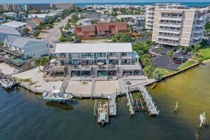Exterior - Fabulous 3-bedroom townhome with 8,000 lb. boatlift on the Destin Harbor. (Destin)