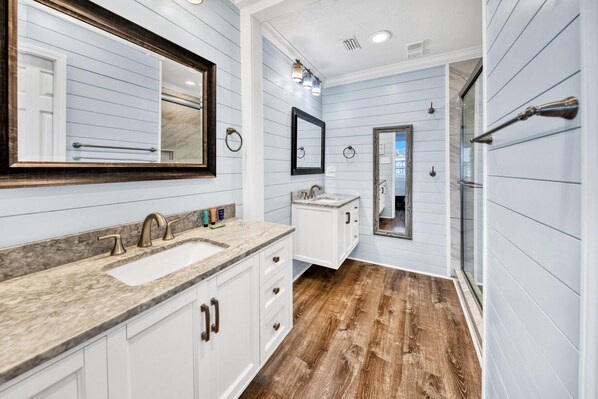 Shower, hair dryer, towels, soap - Fabulous 3-bedroom townhome with 8,000 lb. boatlift on the Destin Harbor. (Destin)
