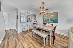 Dining - Fabulous 3-bedroom townhome with 8,000 lb. boatlift on the Destin Harbor. (Destin)
