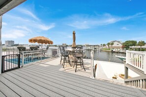 Outdoor dining - Fabulous 3-bedroom townhome with 8,000 lb. boatlift on the Destin Harbor. (Destin)