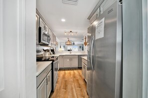 Microwave, oven, stovetop, dishwasher - Fabulous 3-bedroom townhome with 8,000 lb. boatlift on the Destin Harbor. (Destin)