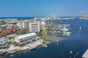 Marina - Fabulous 3-bedroom townhome with 8,000 lb. boatlift on the Destin Harbor. (Destin)