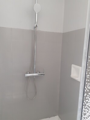 Shower, hair dryer, towels - DOMAINE DE SWEENDY GITE LE PANORAMIQUE (Le Bugue)