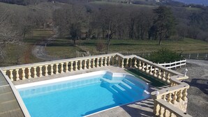 Una piscina con vista su un paesaggio rurale.