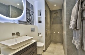 Dusche, Haartrockner, Handtücher, Seife