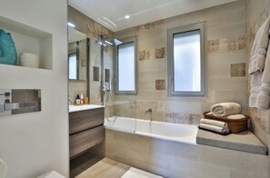 Shower, hair dryer, towels, soap - Le 120m2 - luxury, swimming pool, terrace and garage (Nice)