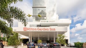 Het uiterlijk van het Hilton Garden Inn, met een modern architectonisch ontwerp, een opvallende ingang en zichtbaar signage.