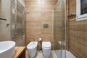 Shower, hair dryer, bidet, towels - Comfortable apartment for 4 in central Rome, near Colosseum and Imperial Forums (Roma)