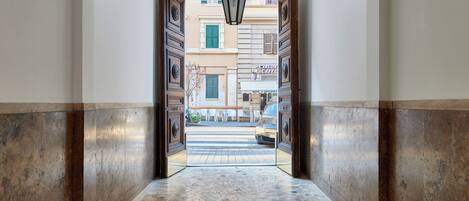 المنشأة من الداخل