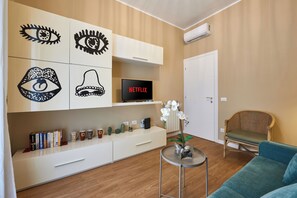 TV - Comfortable apartment for 4 in central Rome, near Colosseum and Imperial Forums (Roma)